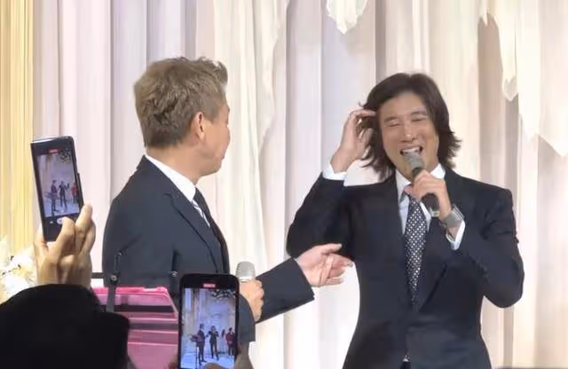 王力宏現身朋友婚禮,與陶喆一起賣力演唱,摟抱親臉顯親近