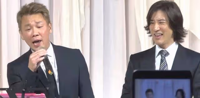王力宏現身朋友婚禮,與陶喆一起賣力演唱,摟抱親臉顯親近