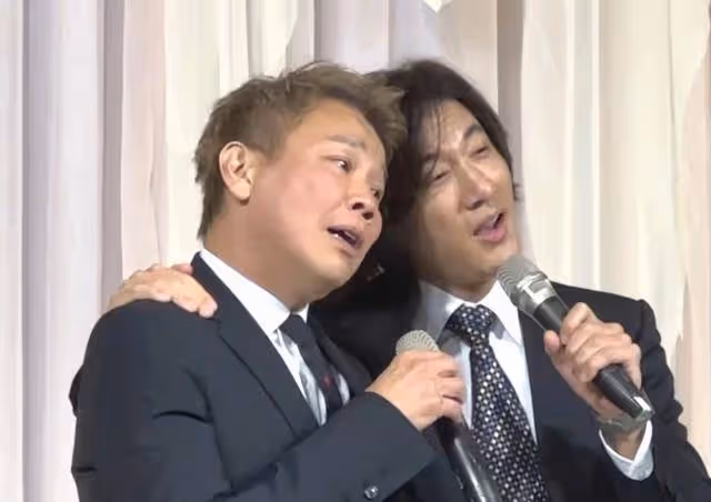 王力宏現身朋友婚禮,與陶喆一起賣力演唱,摟抱親臉顯親近