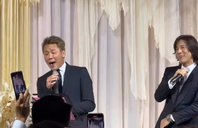 王力宏現身朋友婚禮,與陶喆一起賣力演唱,摟抱親臉顯親近