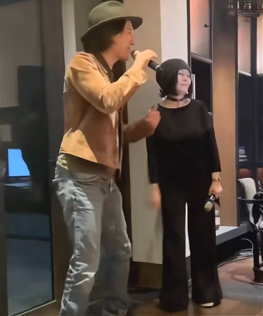 王力宏現身朋友婚禮,與陶喆一起賣力演唱,摟抱親臉顯親近