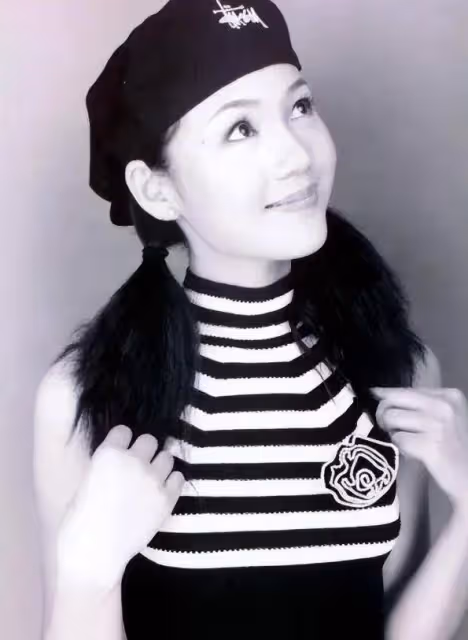 周群：郭德綱的貴人，結婚生三娃，49歲氣質好，沒公開丈夫身份