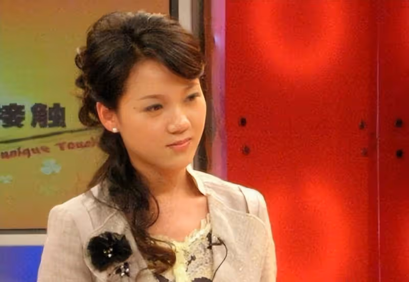 周群：郭德綱的貴人，結婚生三娃，49歲氣質好，沒公開丈夫身份