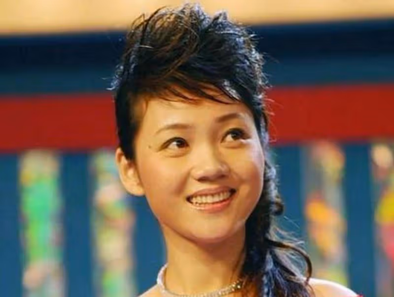 周群：郭德綱的貴人，結婚生三娃，49歲氣質好，沒公開丈夫身份