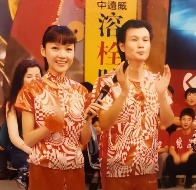 周群：郭德綱的貴人，結婚生三娃，49歲氣質好，沒公開丈夫身份