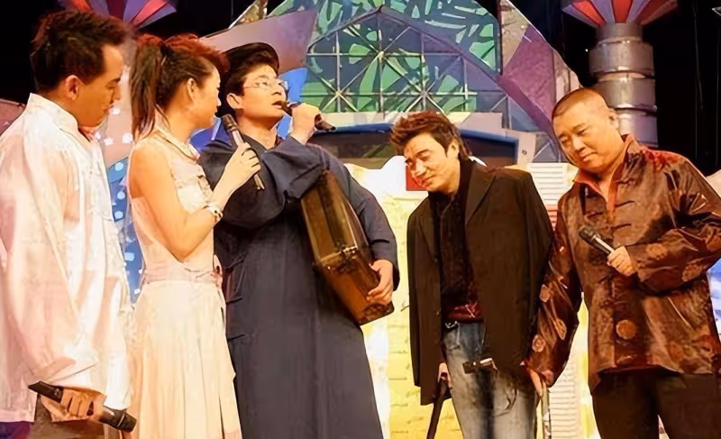 周群：郭德綱的貴人，結婚生三娃，49歲氣質好，沒公開丈夫身份