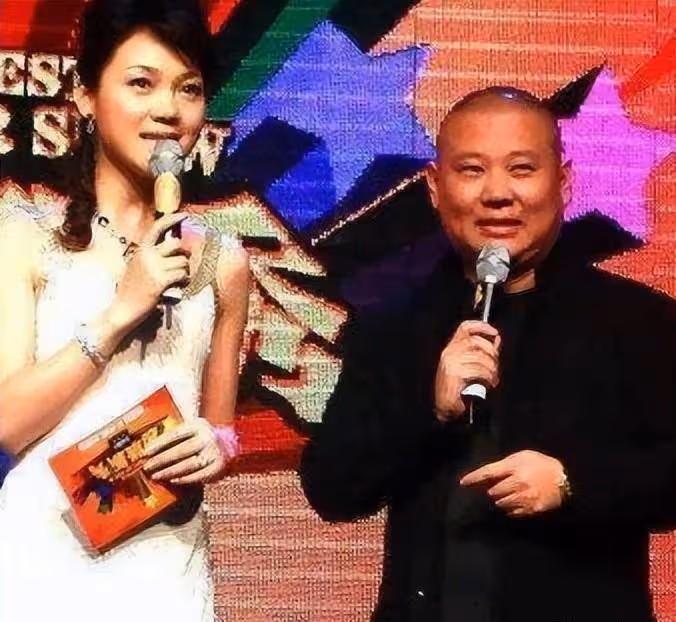 周群：郭德綱的貴人，結婚生三娃，49歲氣質好，沒公開丈夫身份