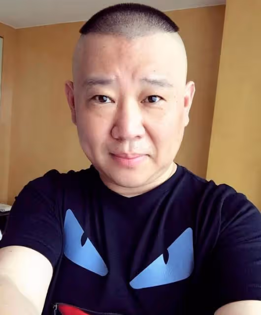 周群：郭德綱的貴人，結婚生三娃，49歲氣質好，沒公開丈夫身份