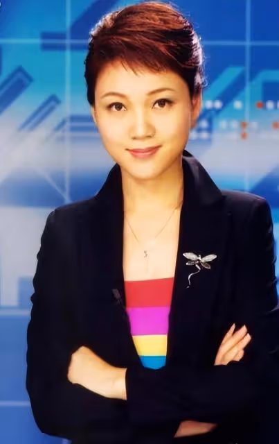 周群：郭德綱的貴人，結婚生三娃，49歲氣質好，沒公開丈夫身份