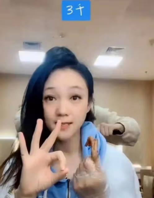 周群：郭德綱的貴人，結婚生三娃，49歲氣質好，沒公開丈夫身份