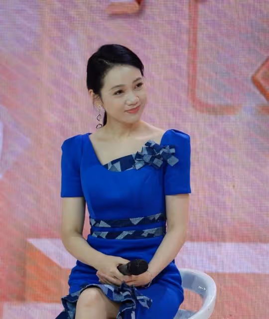 周群：郭德綱的貴人，結婚生三娃，49歲氣質好，沒公開丈夫身份