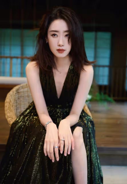 張小斐的顏值真是被低估了，穿掛脖深v連衣裙，曼妙身材堪比模特