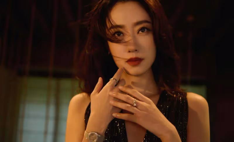 張小斐的顏值真是被低估了，穿掛脖深v連衣裙，曼妙身材堪比模特