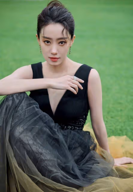 張小斐的顏值真是被低估了，穿掛脖深v連衣裙，曼妙身材堪比模特