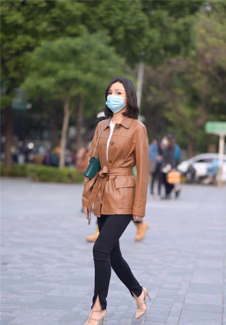 10厘米的尖頭細跟鞋，杏色百搭的款式，搭配黑色緊身褲和皮外套