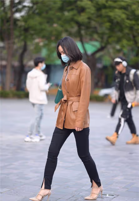 10厘米的尖頭細跟鞋，杏色百搭的款式，搭配黑色緊身褲和皮外套