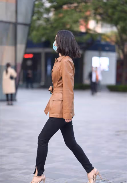 10厘米的尖頭細跟鞋，杏色百搭的款式，搭配黑色緊身褲和皮外套