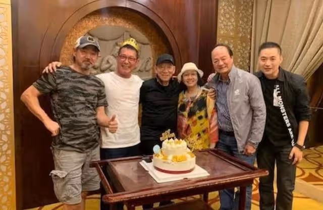 近況曝光!72歲知名港星加拿大過退休生活,帶孫子逛公園狀態極好
