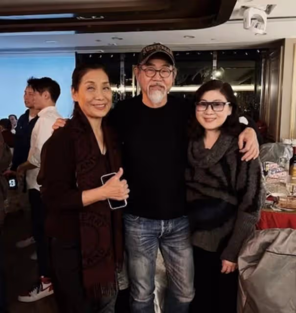 近況曝光!72歲知名港星加拿大過退休生活,帶孫子逛公園狀態極好