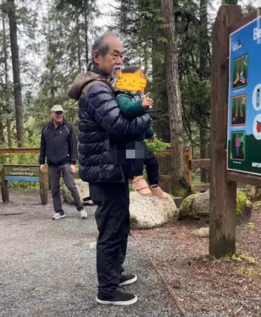 近況曝光!72歲知名港星加拿大過退休生活,帶孫子逛公園狀態極好