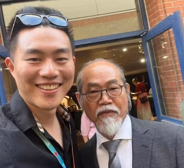 近況曝光!72歲知名港星加拿大過退休生活,帶孫子逛公園狀態極好