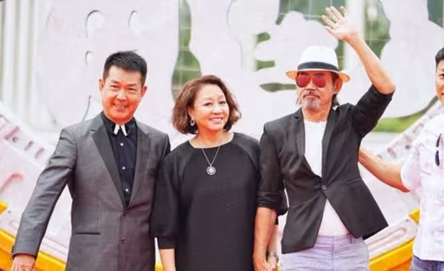 近況曝光!72歲知名港星加拿大過退休生活,帶孫子逛公園狀態極好