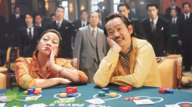 近況曝光!72歲知名港星加拿大過退休生活,帶孫子逛公園狀態極好