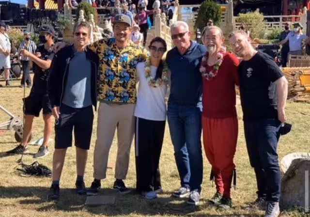 近況曝光!72歲知名港星加拿大過退休生活,帶孫子逛公園狀態極好