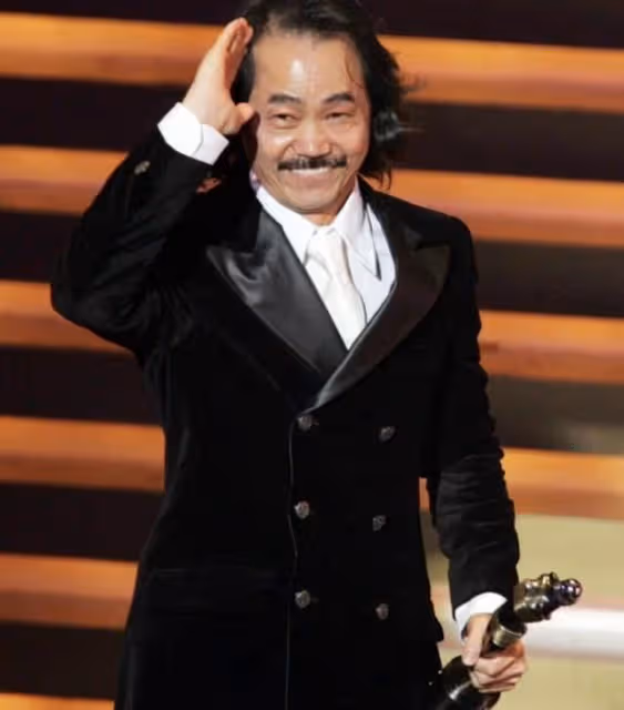近況曝光!72歲知名港星加拿大過退休生活,帶孫子逛公園狀態極好