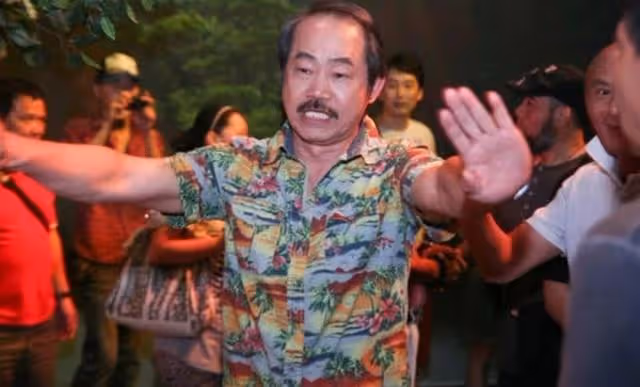 近況曝光!72歲知名港星加拿大過退休生活,帶孫子逛公園狀態極好