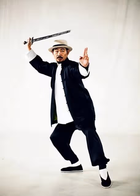 近況曝光!72歲知名港星加拿大過退休生活,帶孫子逛公園狀態極好