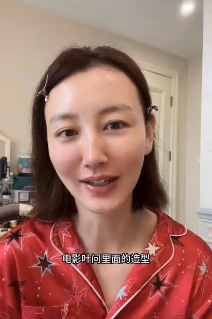 江蘇台一姐在日本為娃慶生!穿旗袍凹凸有致,倆兒子帥氣似李好