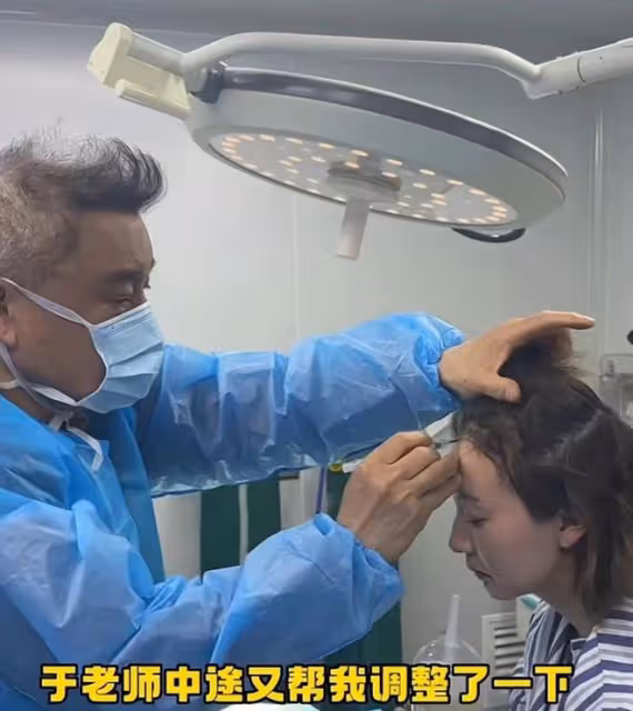 江蘇台一姐在日本為娃慶生!穿旗袍凹凸有致,倆兒子帥氣似李好