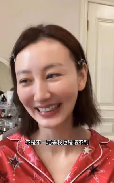 江蘇台一姐在日本為娃慶生!穿旗袍凹凸有致,倆兒子帥氣似李好