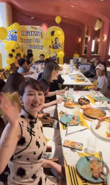 江蘇台一姐在日本為娃慶生!穿旗袍凹凸有致,倆兒子帥氣似李好