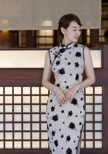 江蘇台一姐在日本為娃慶生!穿旗袍凹凸有致,倆兒子帥氣似李好