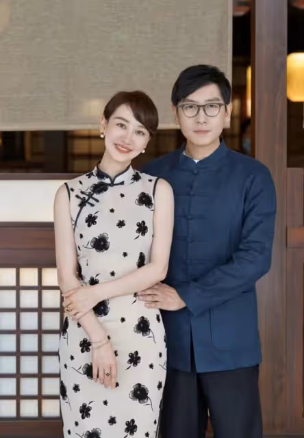 江蘇台一姐在日本為娃慶生!穿旗袍凹凸有致,倆兒子帥氣似李好