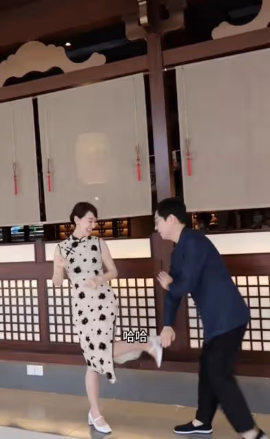 江蘇台一姐在日本為娃慶生!穿旗袍凹凸有致,倆兒子帥氣似李好