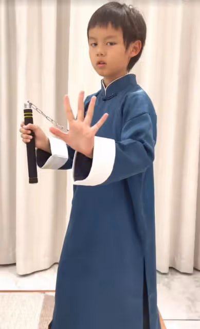 江蘇台一姐在日本為娃慶生!穿旗袍凹凸有致,倆兒子帥氣似李好