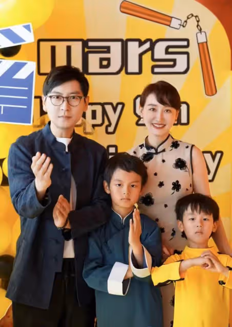 江蘇台一姐在日本為娃慶生!穿旗袍凹凸有致,倆兒子帥氣似李好