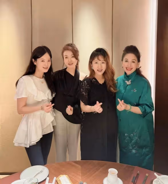 李念參加香港貴婦聚會!戴10萬手鍊三胎孕肚突出,面色蒼白顯憔悴