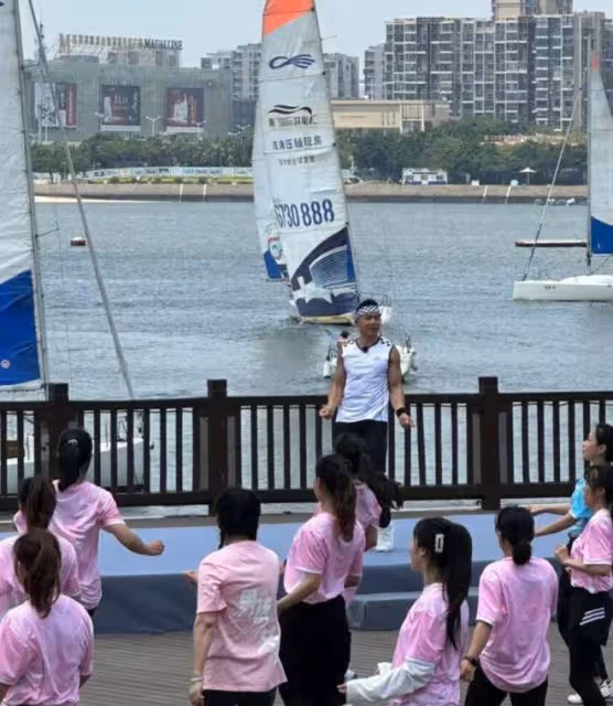 劉畊宏廈門錄節目,周杰倫空降現場,兩人同框跳《本草綱目》