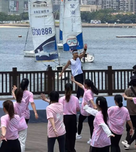 劉畊宏廈門錄節目,周杰倫空降現場,兩人同框跳《本草綱目》