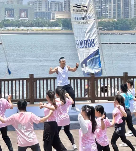 劉畊宏廈門錄節目,周杰倫空降現場,兩人同框跳《本草綱目》