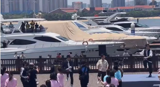 劉畊宏廈門錄節目,周杰倫空降現場,兩人同框跳《本草綱目》