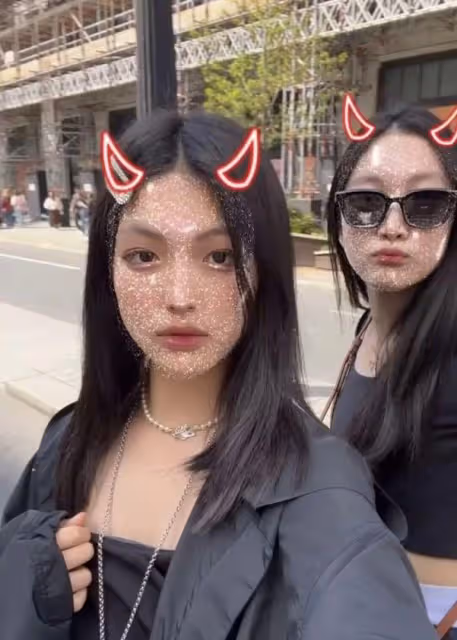 王詩齡曬國外出遊日常,與閨蜜穿情侶裝跳舞,生圖精修差別大