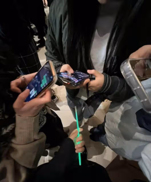 王詩齡曬國外出遊日常,與閨蜜穿情侶裝跳舞,生圖精修差別大