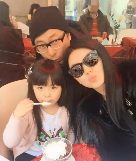 王詩齡曬國外出遊日常,與閨蜜穿情侶裝跳舞,生圖精修差別大