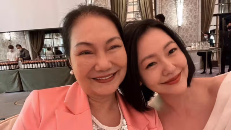 小S攜媽媽和3個女兒參加婚禮，三姐妹穿扮好成熟，一個比一個漂亮