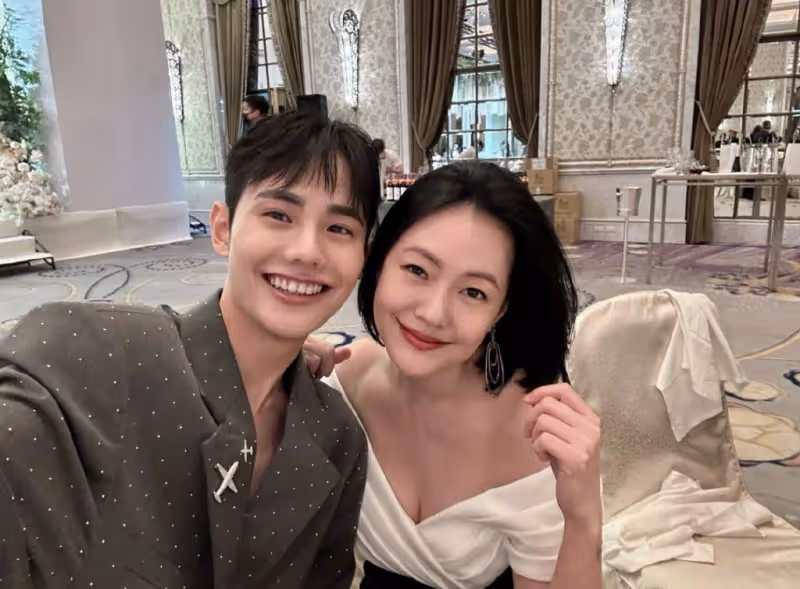 小S攜媽媽和3個女兒參加婚禮,三姐妹穿扮好成熟,一個比一個漂亮